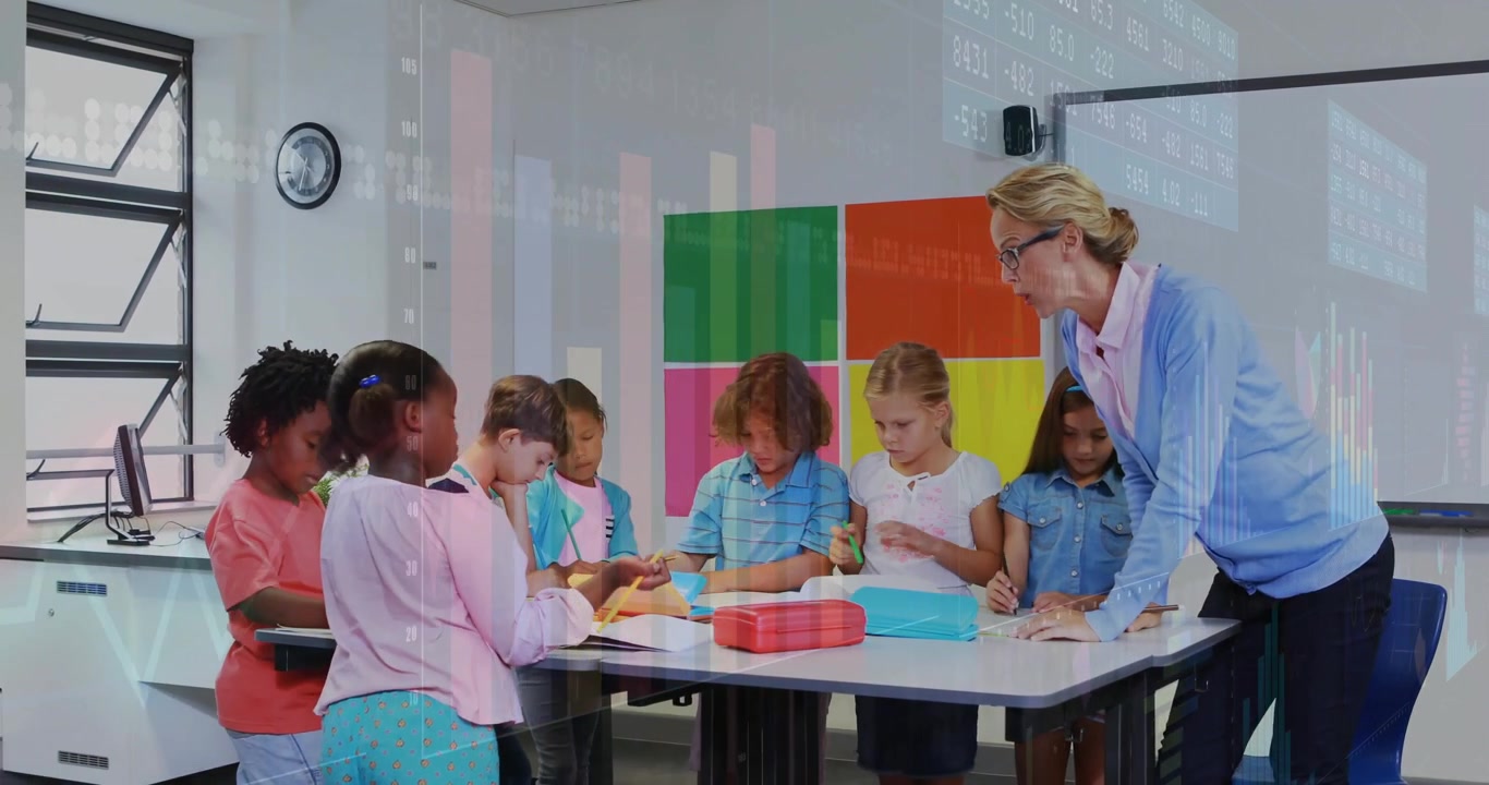 Insegnante donna che apre cartelle colorate e guida gli studenti a piegare e tagliare per una lezione d'arte