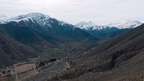 在智利北部的雪山安第斯山脉的空中上升景