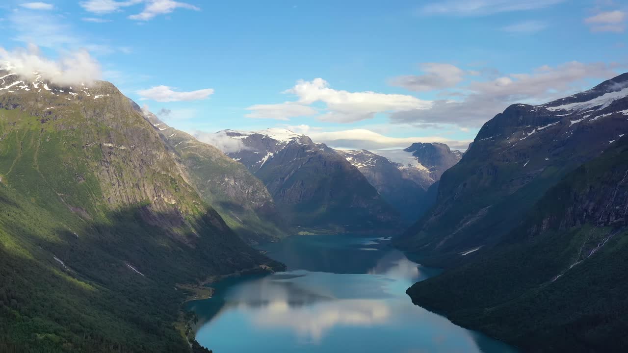 la hermosa naturaleza de noruega paisaje natural lago lovatnet.