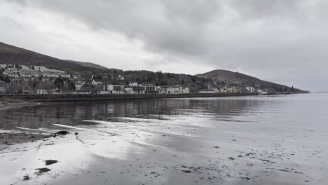 Fort-William-Escocia-Visto-Desde-La-Orilla-Del-Lago-Eil-En-Un-Tranquilo-Día-De-Invierno