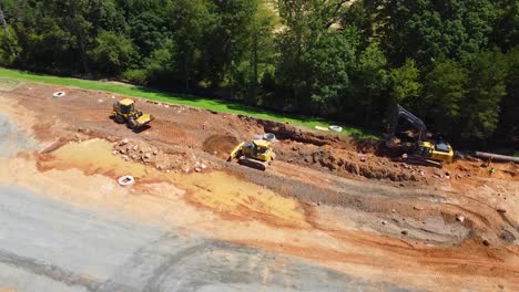 Ein-Bulldozer-Und-Ein-Bagger-Heben-Einen-Graben-Für-Abwasserleitungen-Aus