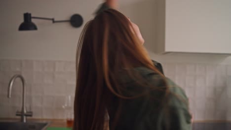 mujer bailando en la cocina