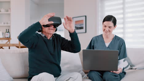 Senior,-Persona-Y-Enfermera-O-Realidad-Virtual