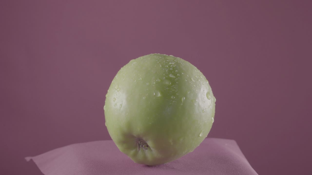 크로마 키를 위한 푸키아 스크린에 을 가진 사과 회전