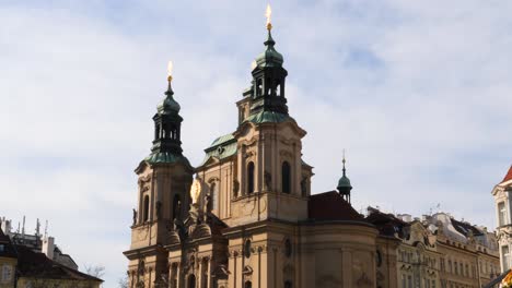 iglesia de san nicolás en la ciudad menor de praga, república checa