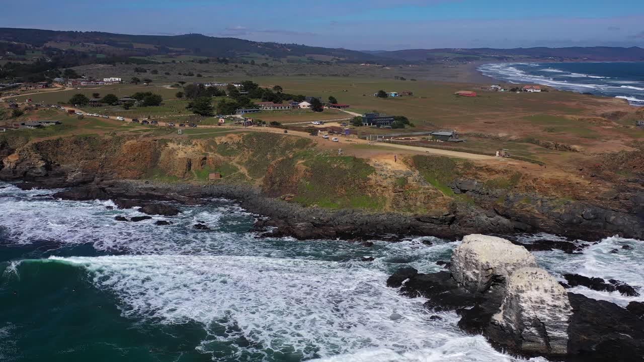 타 데 로보스 (punta de lobos) 에서 서핑하는 칠레 빛의 날 드론으로 촬영된 놀라운 풍경