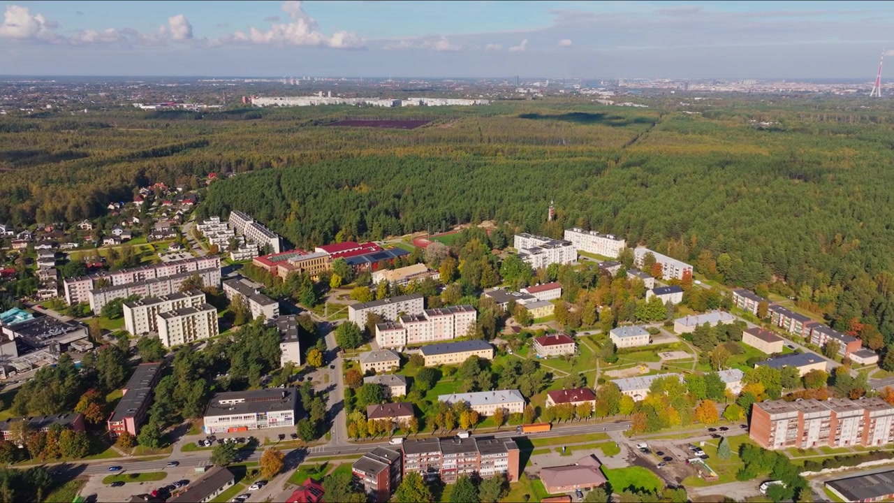 Zbliżenie drona nad osadą Balozi w gminie Kekava koło Rygi na Łotwie.