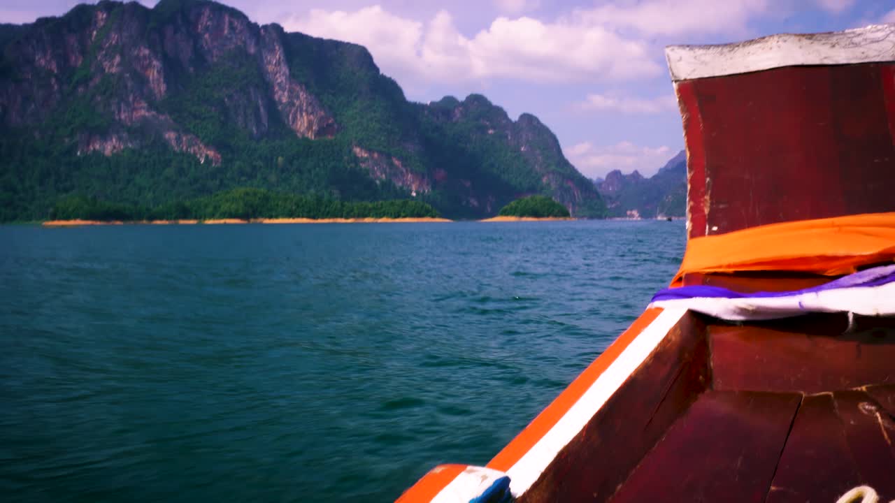 치우란 호수의 호수, 산, 자연 명소가 있는 아름다운 풍경의 런닝 샷