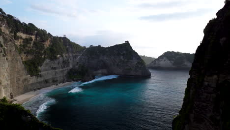 Diamond-Beach-Bei-Sonnenaufgang,-Insel-Nusa-Penida,-Bali-In-Indonesien