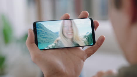 joven chateando en video usando un teléfono inteligente con su novia de vacaciones en noruega compartiendo experiencia de viaje divirtiéndose en la aventura de vacaciones comunicándose en el teléfono móvil imágenes 4k