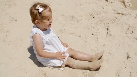 Lachendes-Kleines-Mädchen,-Das-Spaß-Am-Strand-Hat