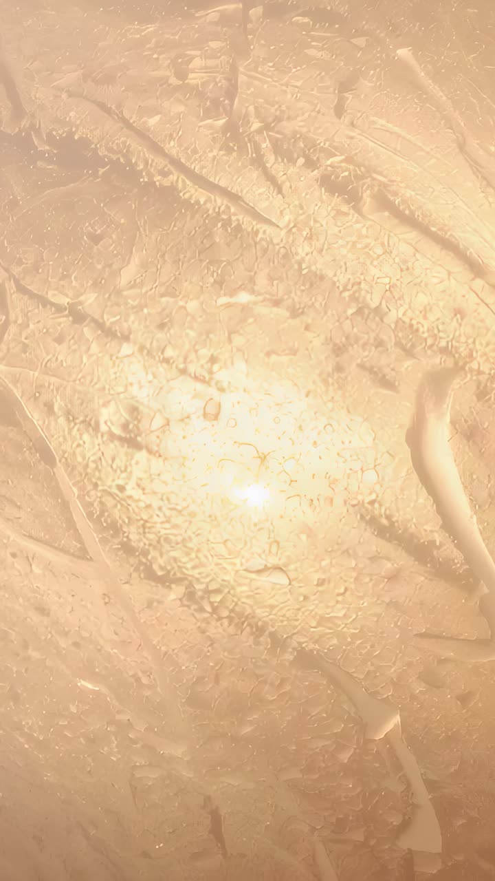 Dikey video: Tavandaki yuvarlak buzlu kaplamayı ortaya çıkaran kayan kamera açısı, lamba çıkıntıları gösteriyor