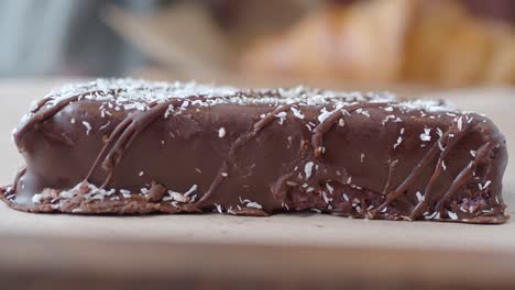 barra de postre cubierta de chocolate