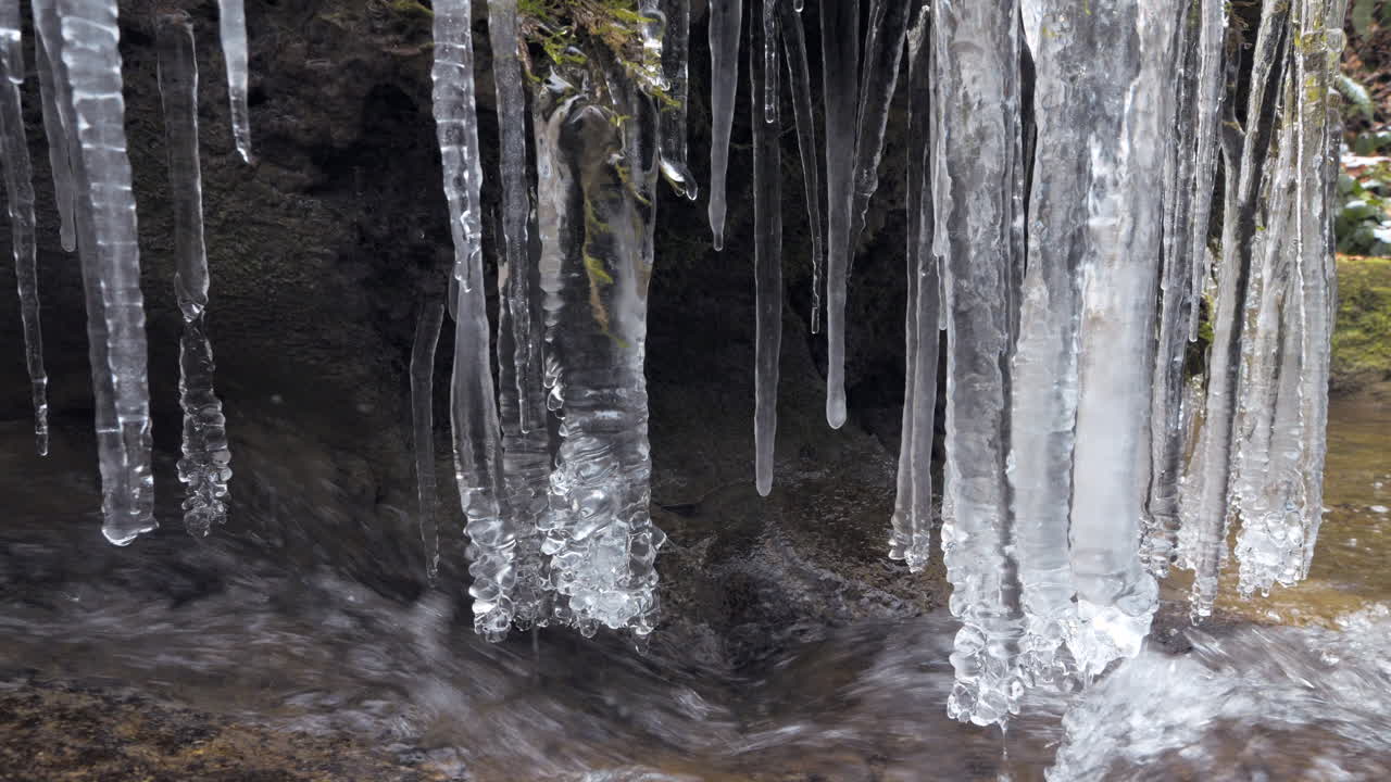 agua dulce de la montaña que fluye en invierno