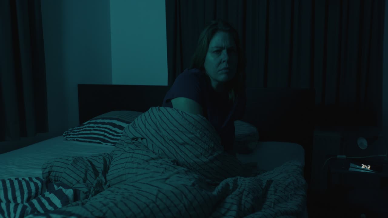 vista amplia de la mujer despertando y saliendo de la cama