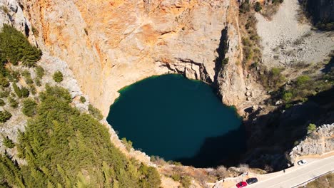 hermosa vista panorámica del paisaje del lago rojo