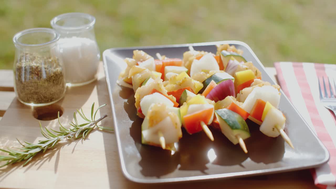 shish kebap de verduras en un plato de cerca