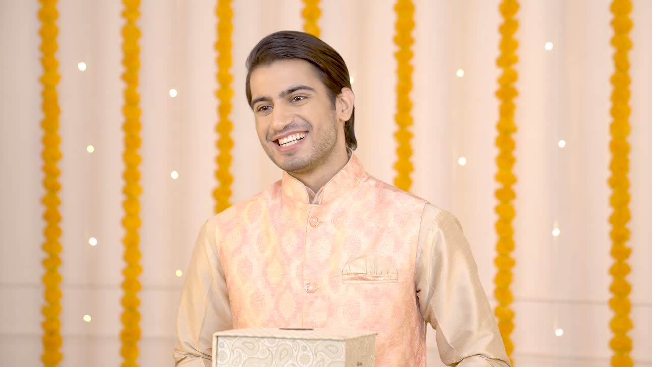 Uomo indiano con regali per Diwali