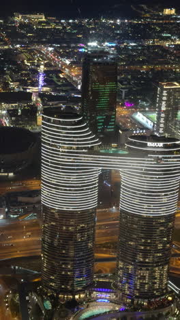 el horizonte de dubái por la noche - vista aérea de las torres modernas