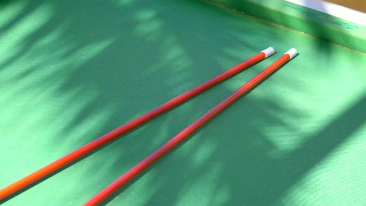 video de una pilla de billar en la mesa de billar a cámara lenta en 4k