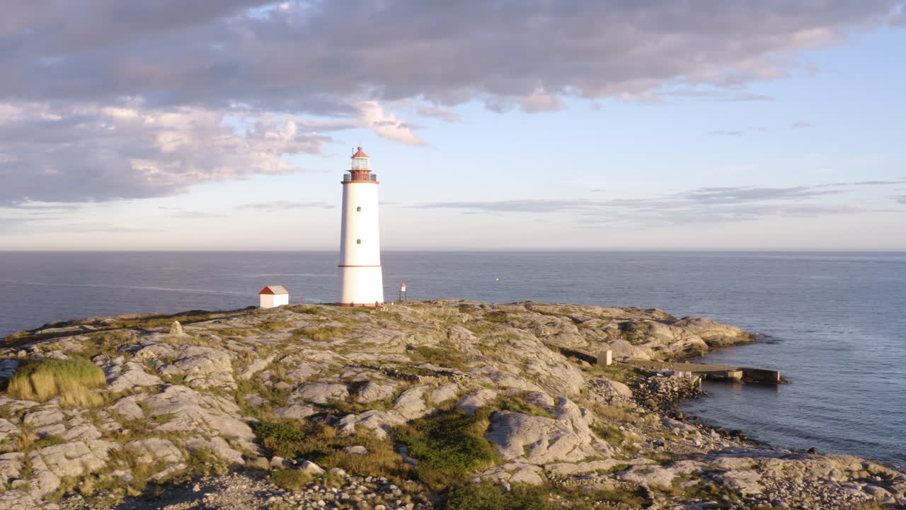 Faro Lille Torungen sotto un cielo nuvoloso ad Arendal, Norvegia - ripresa aerea con drone