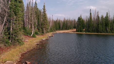 Niedrige-Küstenaufnahmen-Aus-Der-Luft-Des-Gipfelsees-In-Steamboat-Springs,-Colorado