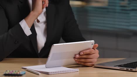 mujer de negocios trabajando en un escritorio