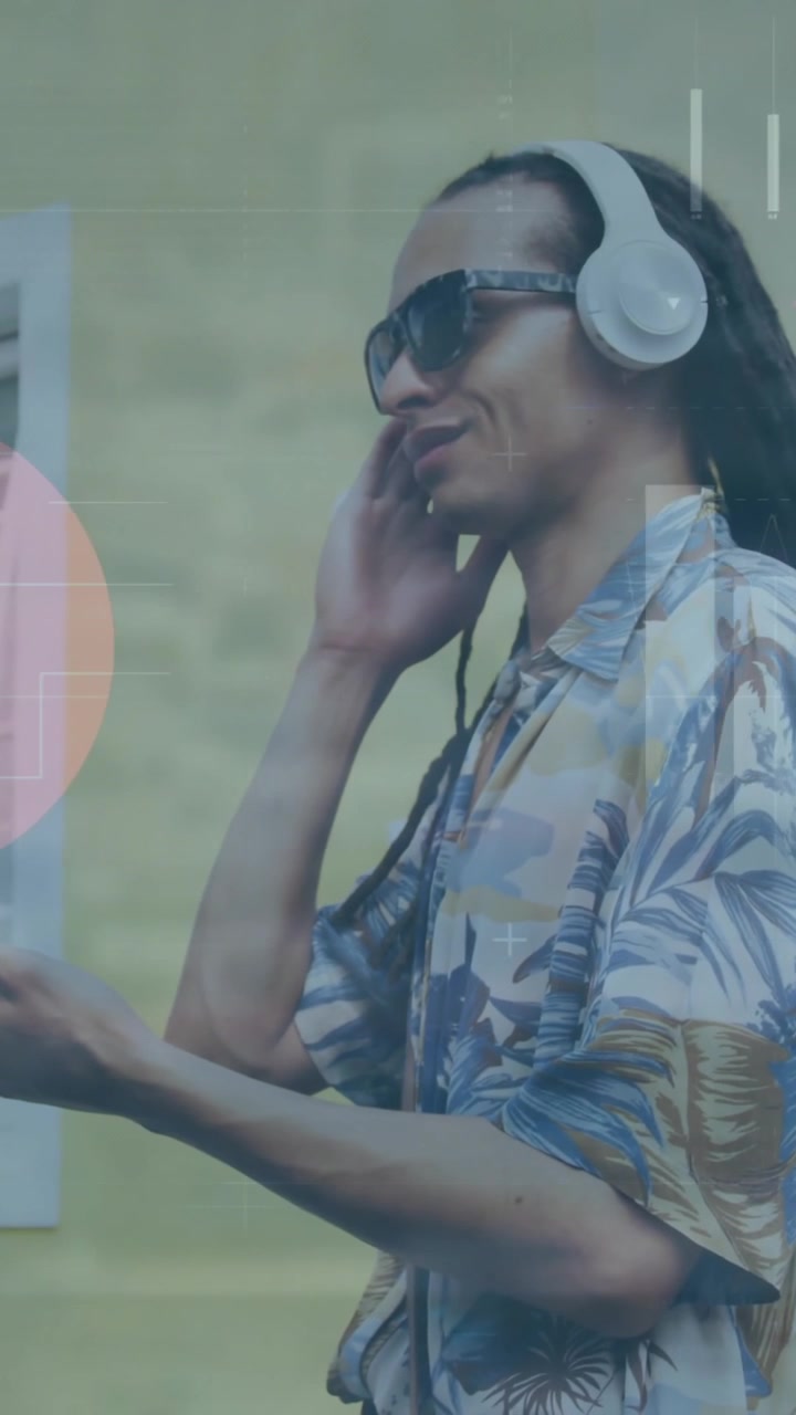 Animazione di elaborazione di dati finanziari su un uomo che usa lo smartphone.