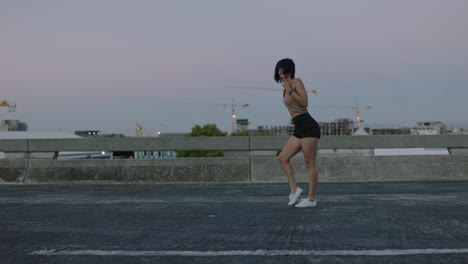 Mujer-Bailando-Atractiva-Bailarina-Callejera-Hispana-En-La-Ciudad-Realizando-Movimientos-Contemporáneos-De-Hip-Hop-Disfrutando-De-La-Expresión-De-Danza-Moderna-Al-Atardecer