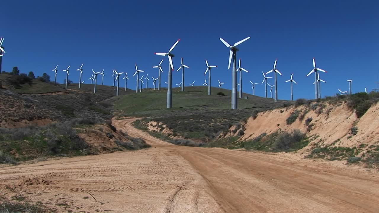 posibilidad remota de numerosas turbinas eólicas que generan energía en tehachapi california 1