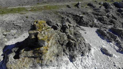 impresionante costa rocosa de la isla de gotland, suecia en el mar báltico en vista aérea mientras el dron se desplaza hacia la derecha