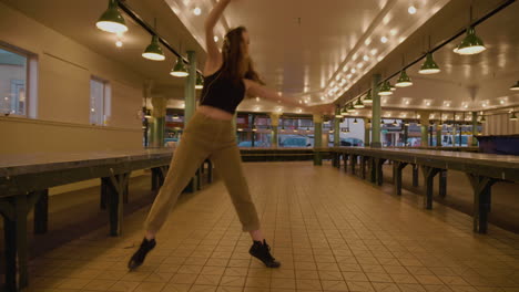 joven bailarina contemporánea en el mercado urbano después de horas