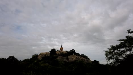 Wat-Phra-Phutthachai-Es-Un-Destino-Turístico-Para-Extranjeros-Y-Ciudadanos-Tailandeses-Que-Buscan-Bendiciones