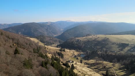 Fields-and-houses-in-the-mountains-of-the-black-forest,-Germany