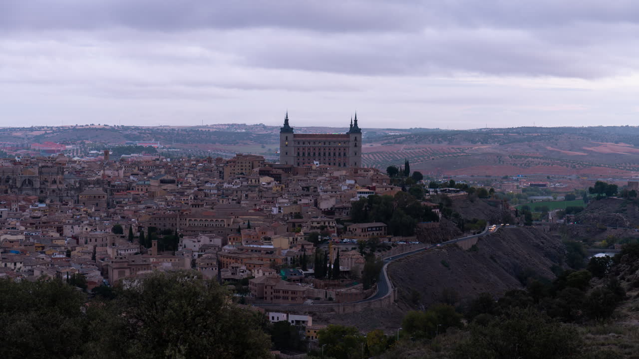 puesta de sol en primer plano de la ciudad imperial de toledo, españa
