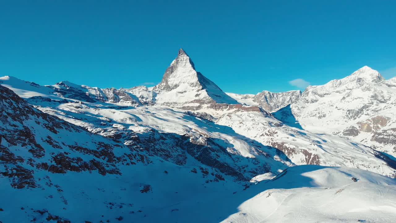 Matterhorn-Gipfel, schneebedeckte Schweizer Alpenlandschaft, Drohnenaufnahme Schweiz.
