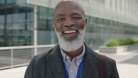 retrato de cerca de un hombre de negocios afroamericano maduro riendo feliz disfrutando de una exitosa carrera corporativa