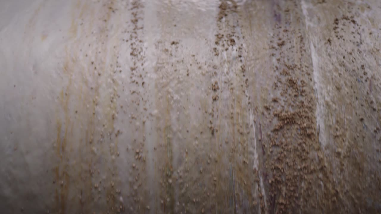 medio tiro de material de caucho siendo laminado y procesado a través de maquinaria de trabajo pesado