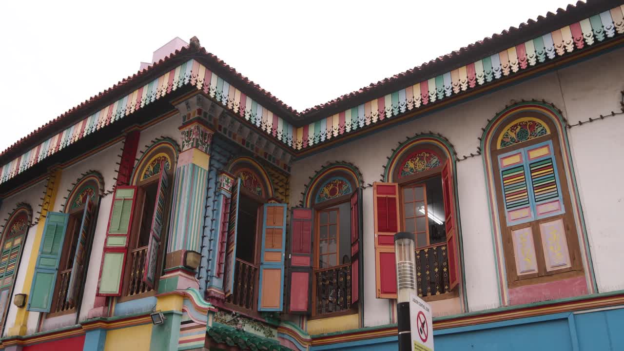 coloridas persianas de ventanas y arquitectura en tan teng niah vieja casa comercial tradicional china en el barrio de la pequeña india del centro de singapur en asia