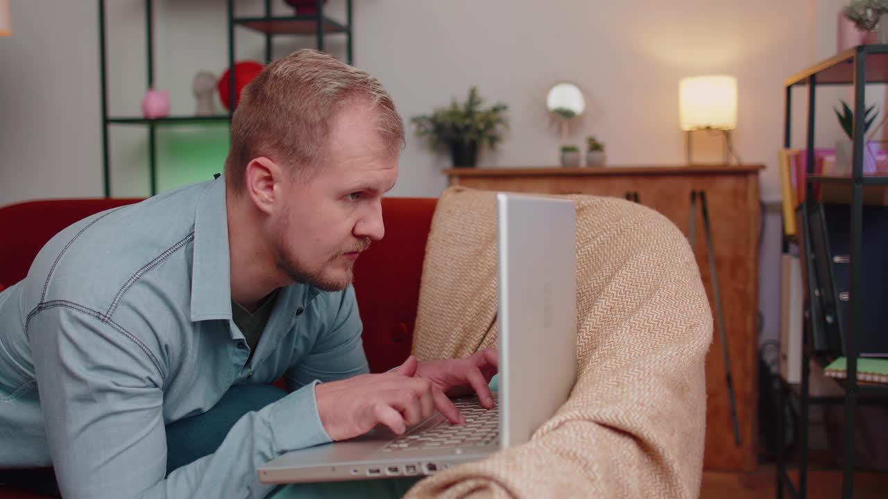 hombre adulto joven en la oficina de casa usar computadora portátil escribir navegación decir wow sí descubrió gran gran victoria