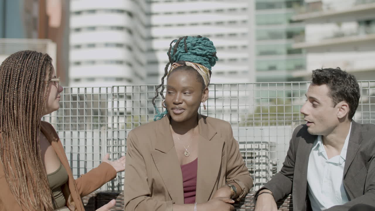 야외에서 이야기하는 흥분된 다양한 비즈니스 파트너의 전면 보기