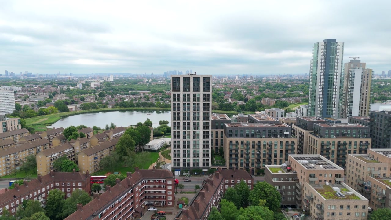 Ripresa con drone di un bacino idrico a Harringay, Londra Nord. Area di conservazione delle zone umide in una città urbana.