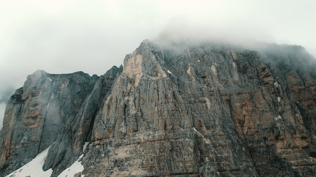 el pico de la montaña de la niebla