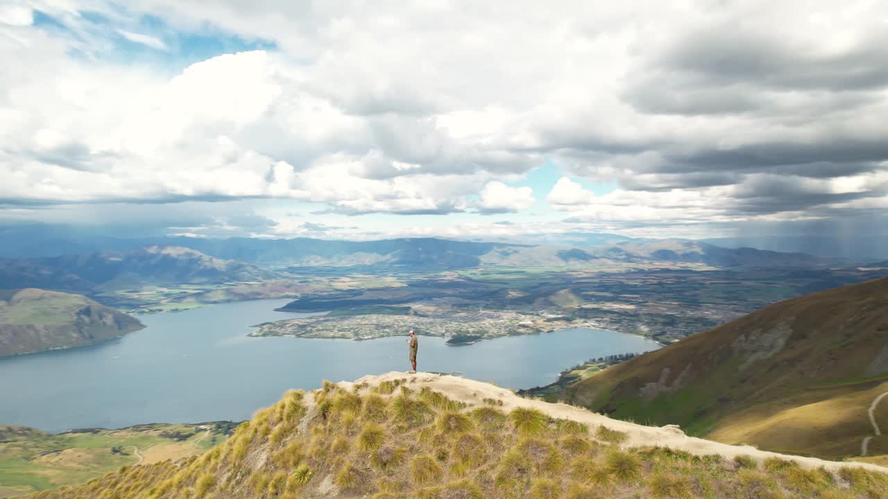 산 에서 멋진 전망 을 즐기는 사람