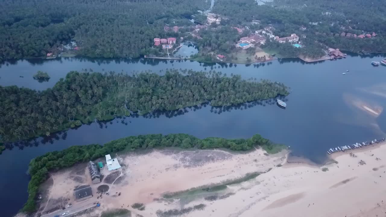 vista aérea de la isla de coco, india con árboles verdes y mar tranquilo - foto aérea