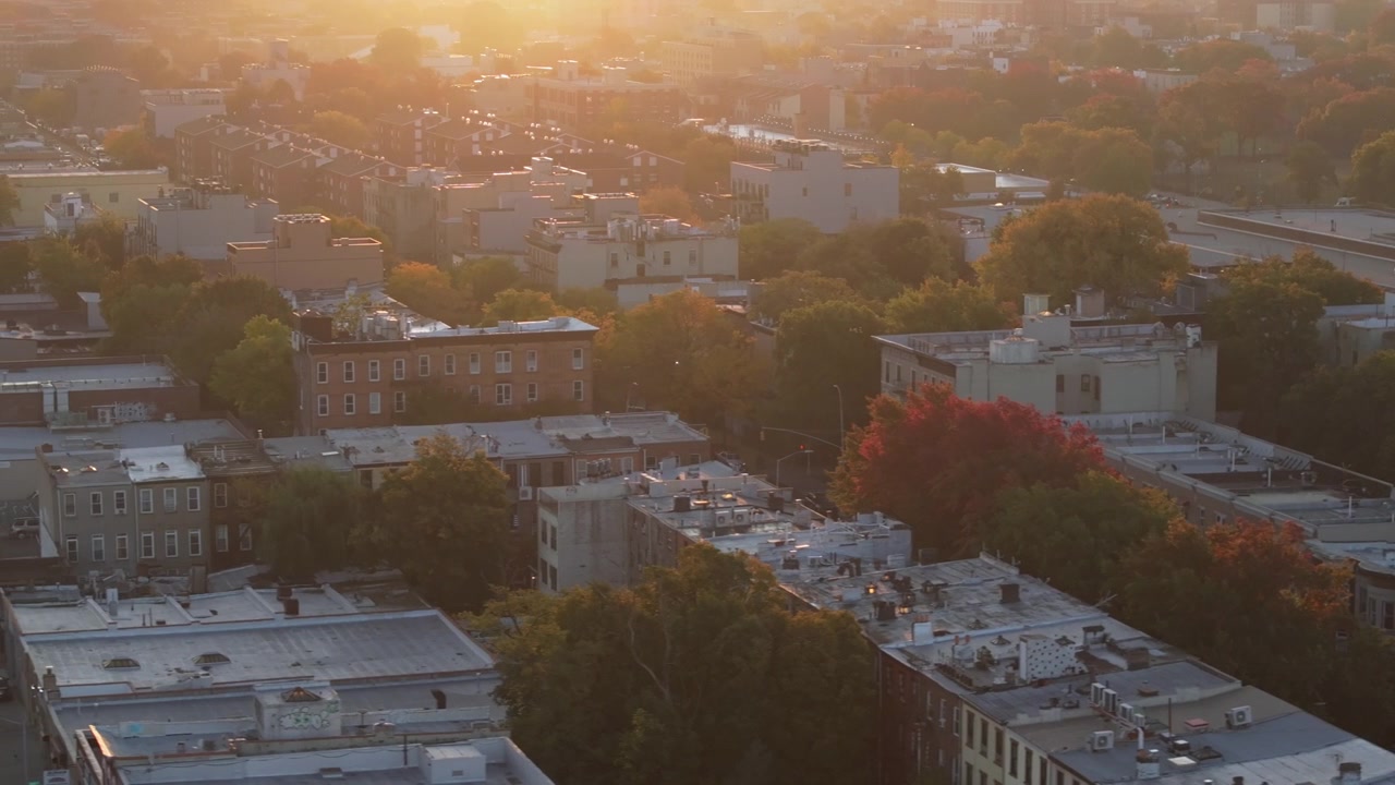 Ilmakuva Brooklynista auringonnousun aikaan. Kuvattu syysaamuna New Yorkissa.