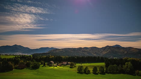 Bauernhof-Auf-Dem-Land-In-Österreich---Nächtliche-Wolkenlandschaft-Im-Zeitraffer