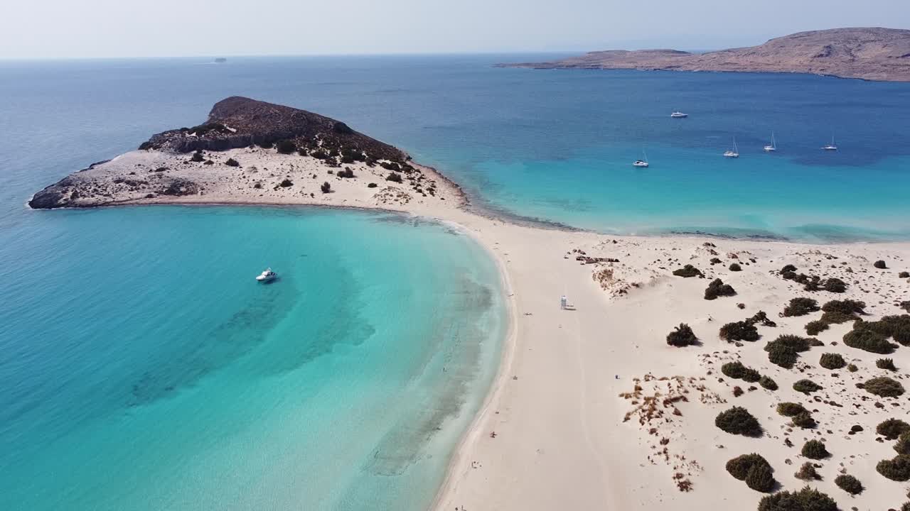 península y playa de arena blanca en elafonisos, peloponeso, grecia - antena