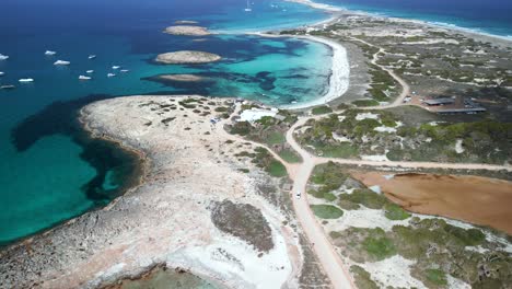 Yachten-Schwimmen-Im-Kristallklaren-Wasser-Vor-Der-Insel