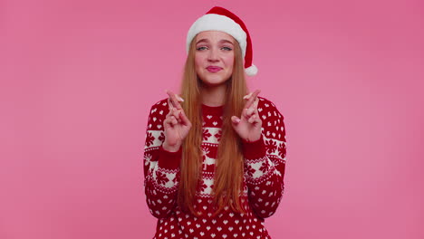 mujer en suéter de navidad deseo de buena suerte se alegra de recibir el regalo tan esperado celebración